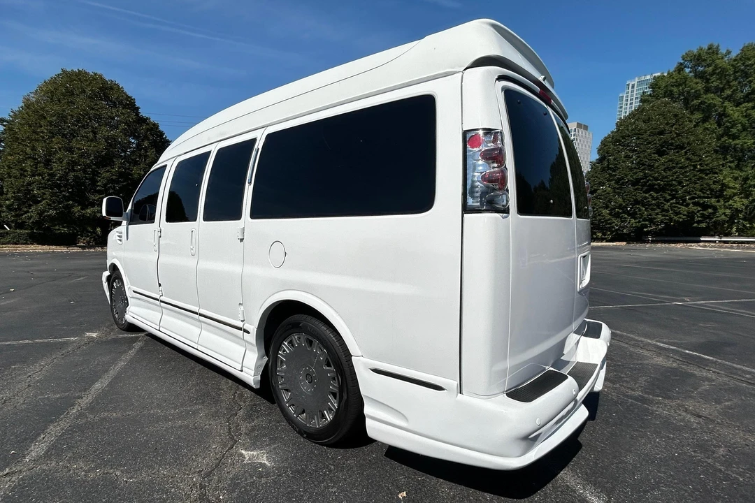 2010 Chevrolet Express - Image 4 of 31