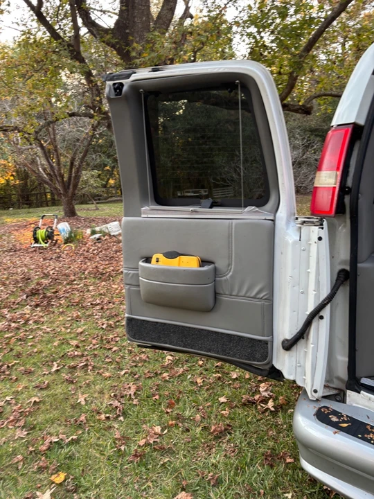 2010 Chevrolet Express - Image 11 of 21