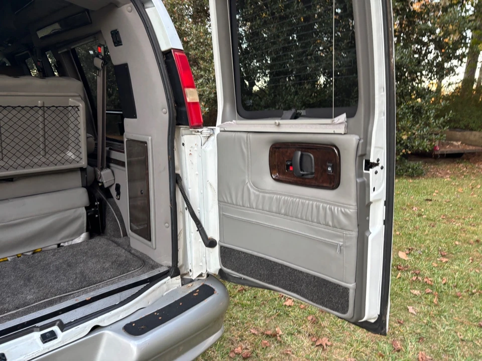 2010 Chevrolet Express - Image 12 of 21