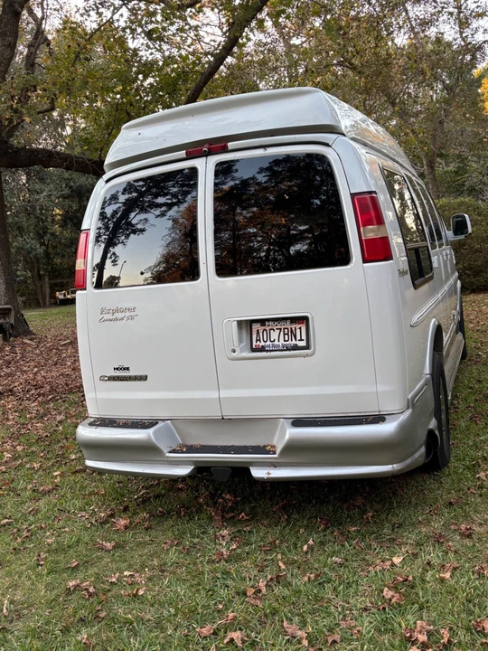 2010 Chevrolet Express - Image 4 of 21