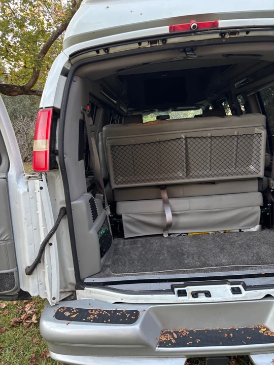 2010 Chevrolet Express - Image 10 of 21
