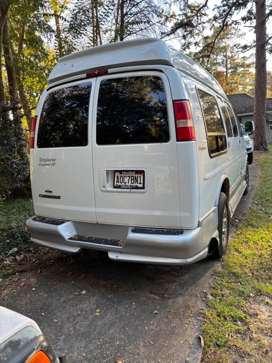 2010 Chevrolet Express - Image 3 of 21