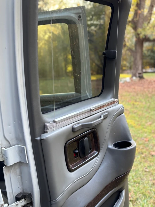 2010 Chevrolet Express - Image 19 of 21
