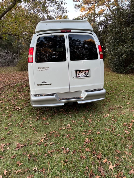 2010 Chevrolet Express - Image 5 of 21