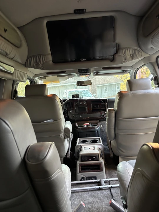 2010 Chevrolet Express - Image 21 of 21