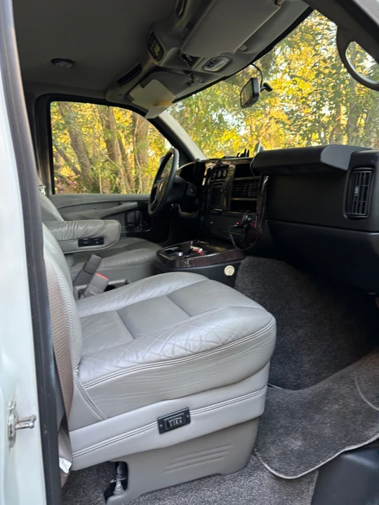 2010 Chevrolet Express - Image 18 of 21