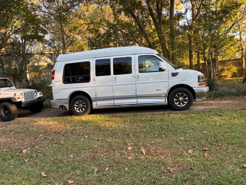 2010 Chevrolet Express - Image 2 of 21