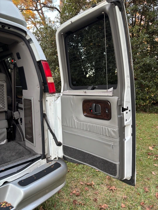 2010 Chevrolet Express - Image 9 of 21