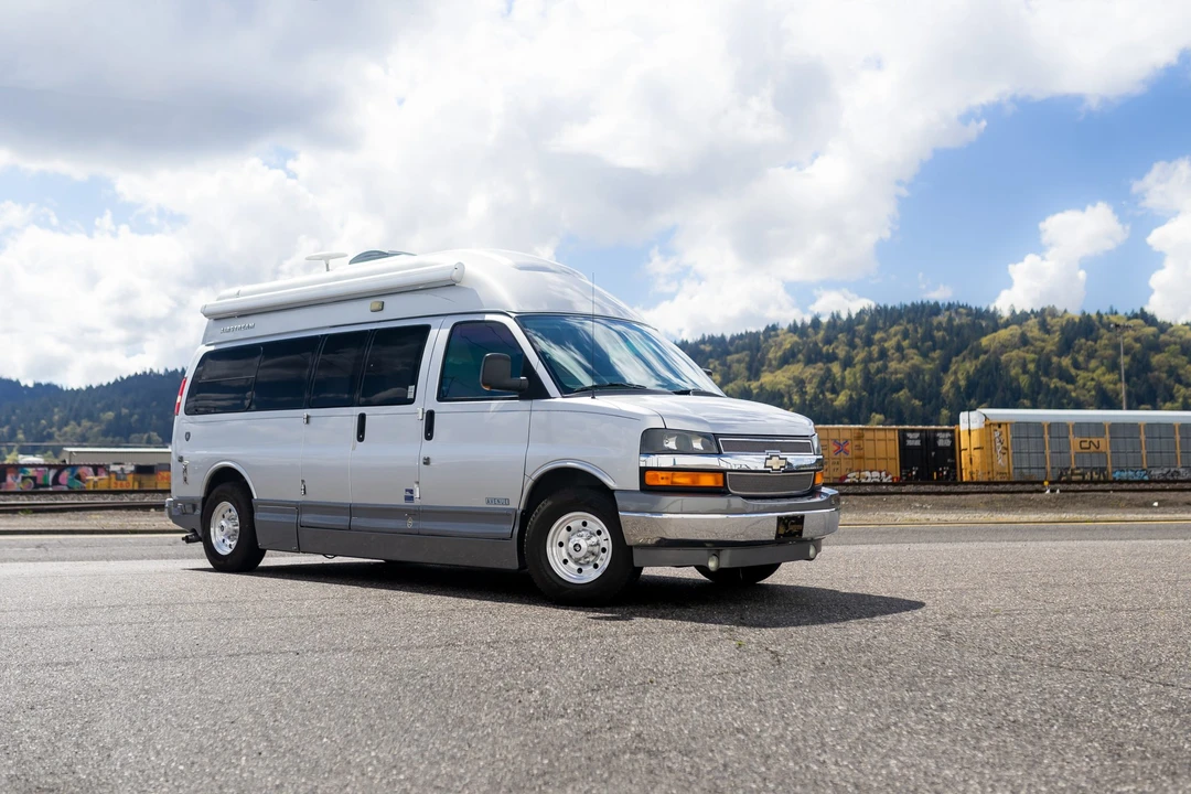 2010 Chevrolet Express - Image 3 of 31