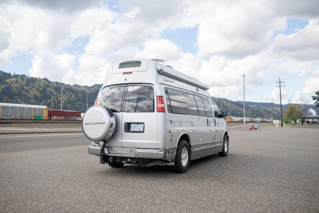 2010 Chevrolet Express - Image 10 of 31