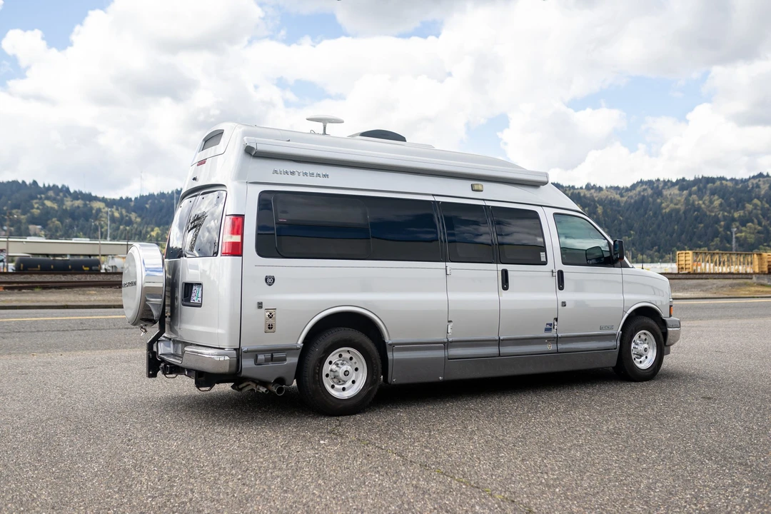 2010 Chevrolet Express - Image 9 of 31