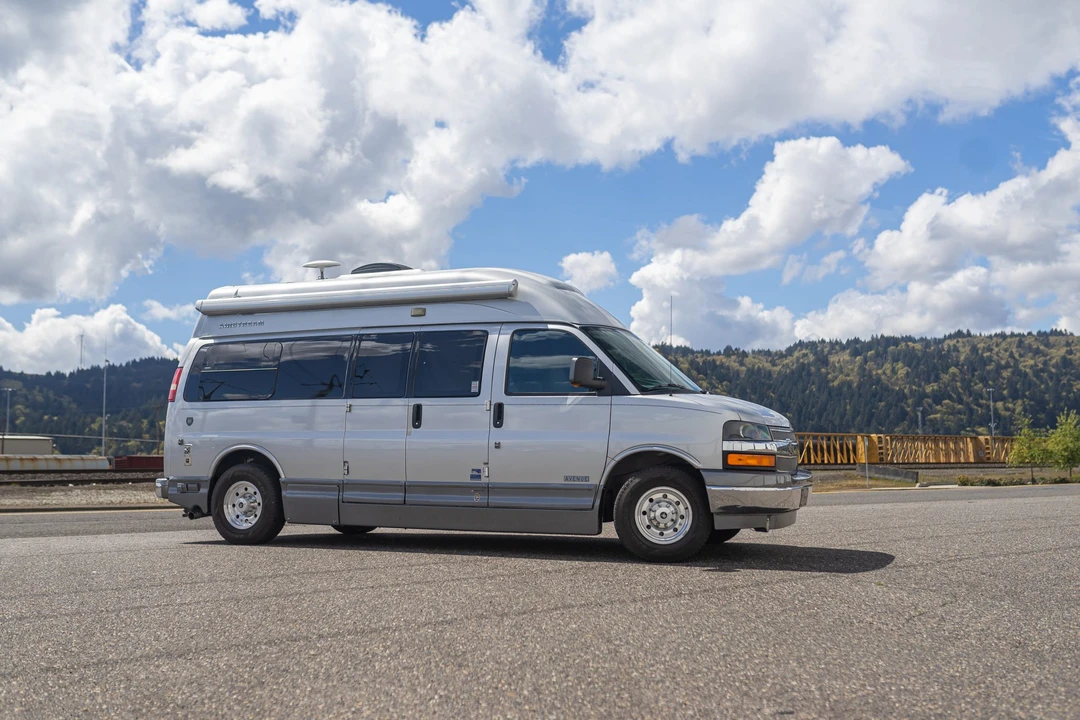 2010 Chevrolet Express - Image 7 of 31