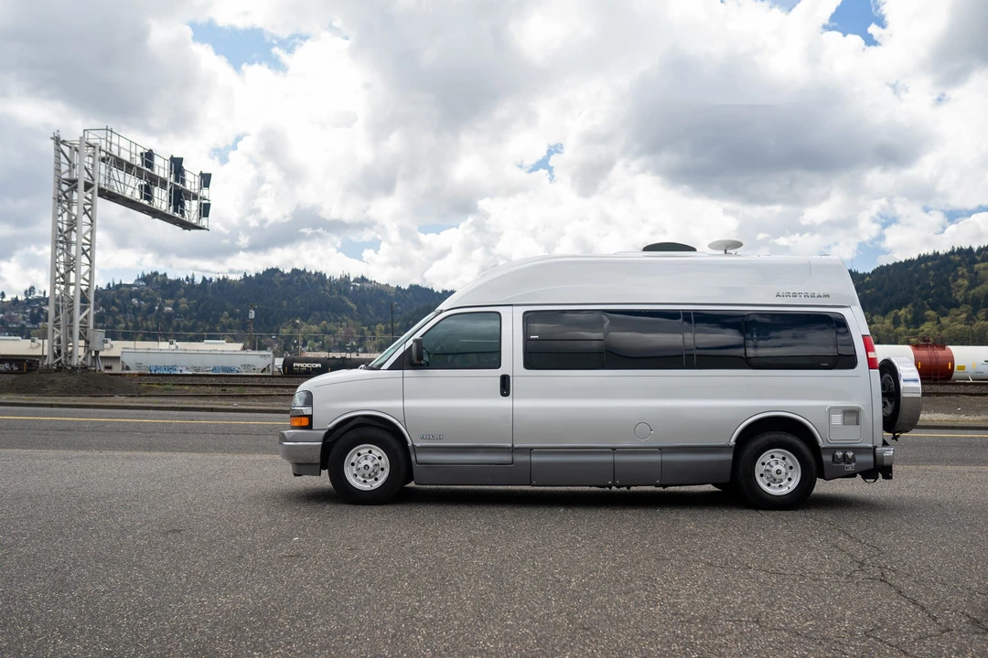 2010 Chevrolet Express - Image 13 of 31