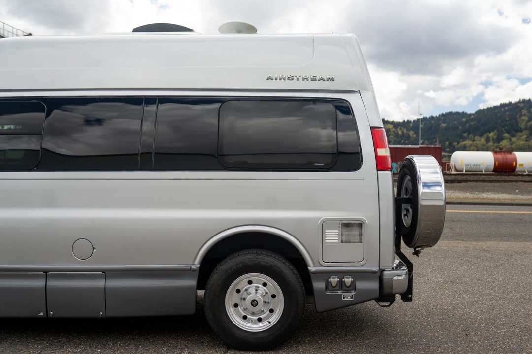 2010 Chevrolet Express - Image 19 of 31