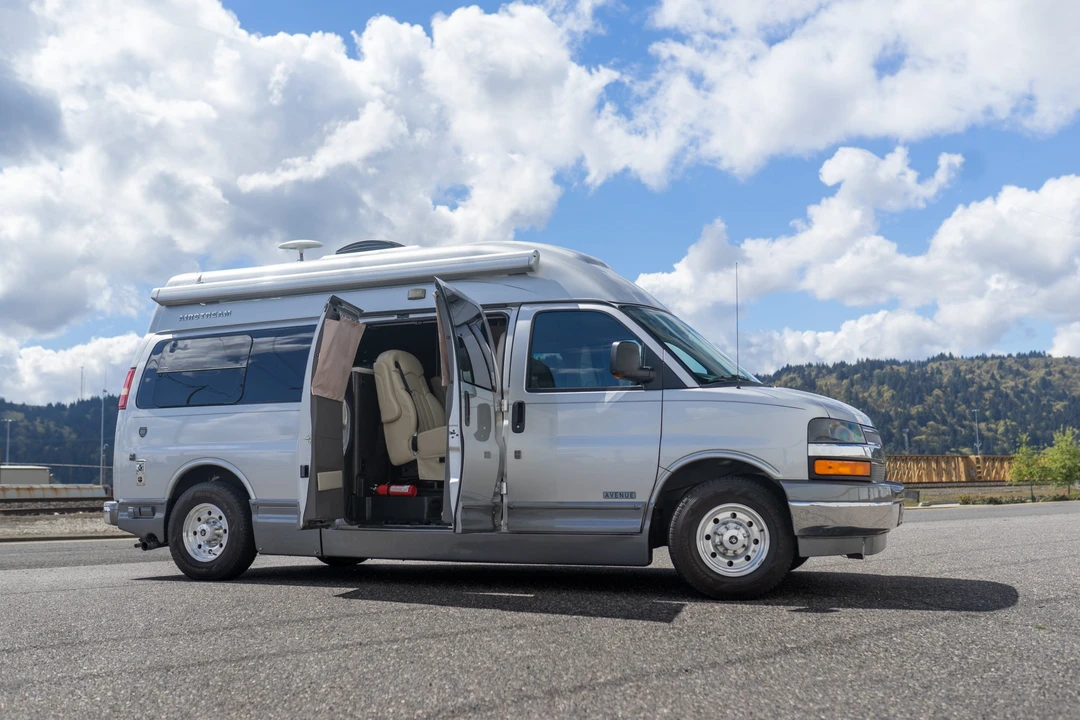 2010 Chevrolet Express - Image 17 of 31