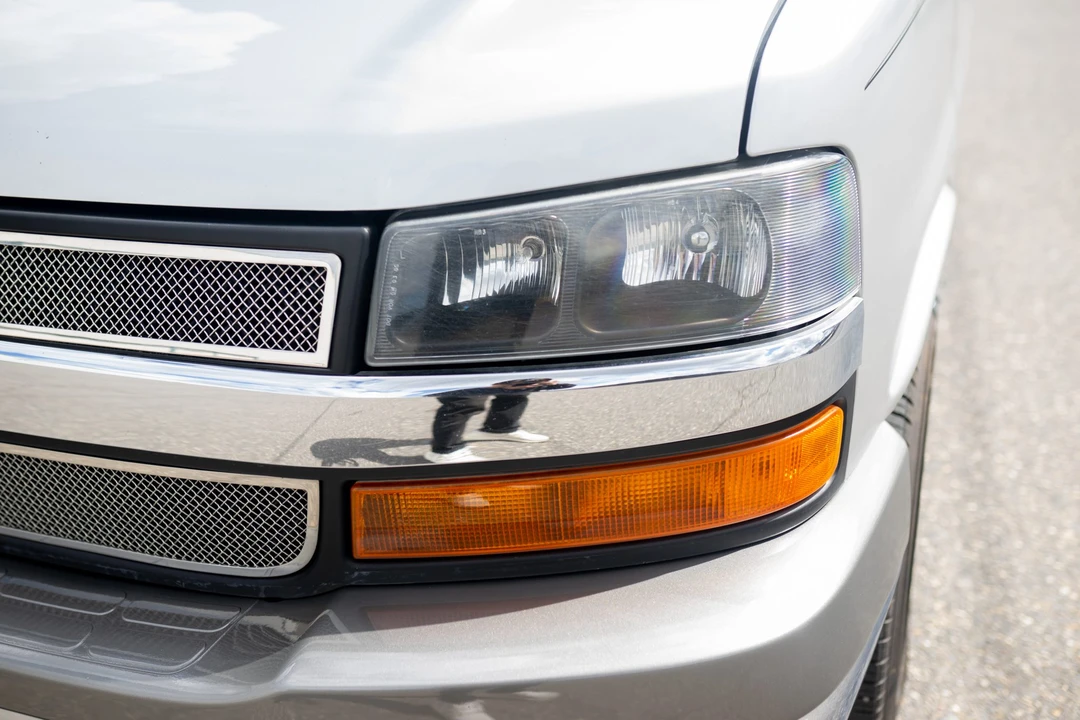 2010 Chevrolet Express - Image 28 of 31