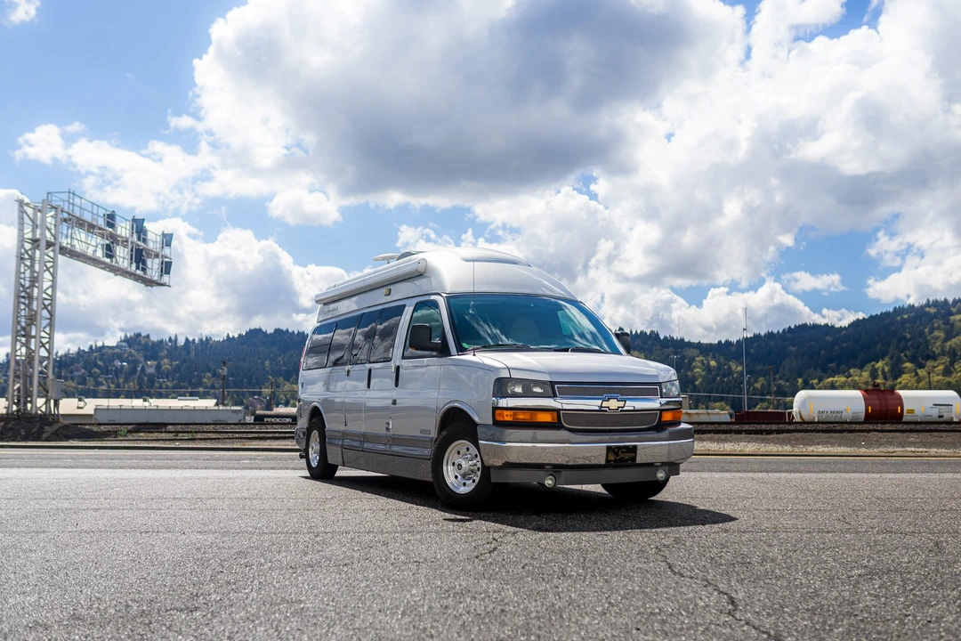 2010 Chevrolet Express - Image 2 of 31