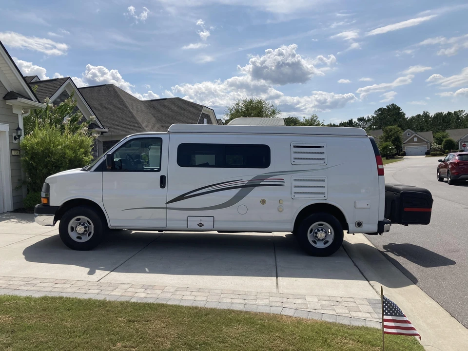 2010 Chevrolet Express - Image 11 of 31