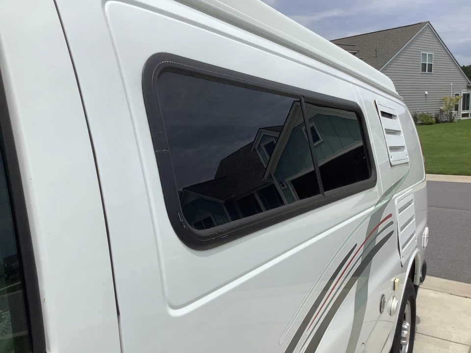 2010 Chevrolet Express - Image 25 of 31