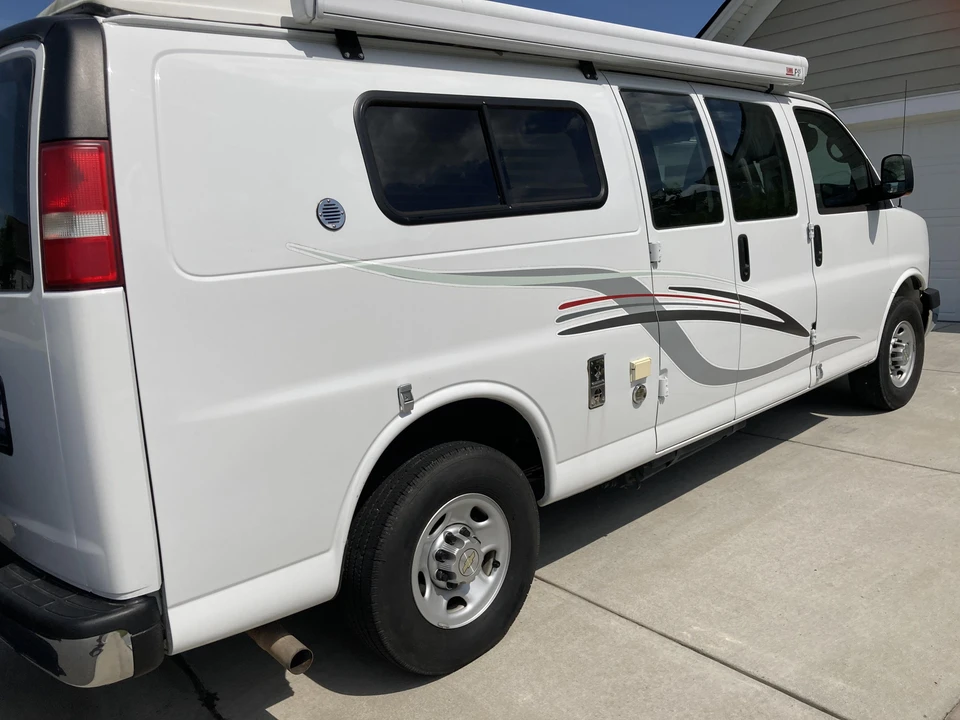 2010 Chevrolet Express - Image 18 of 31