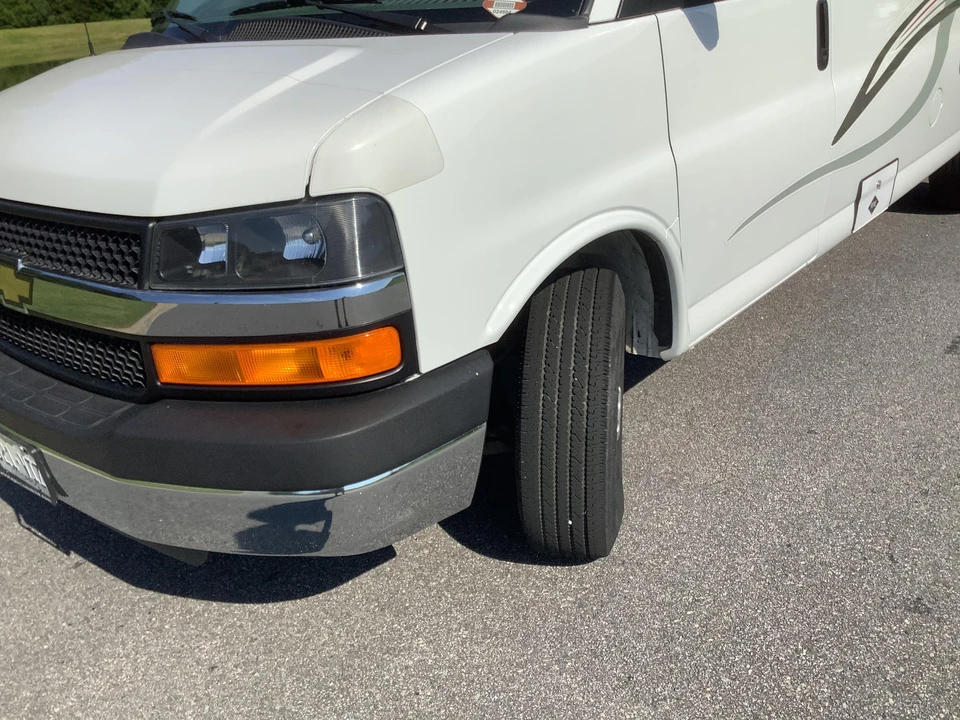 2010 Chevrolet Express - Image 24 of 31