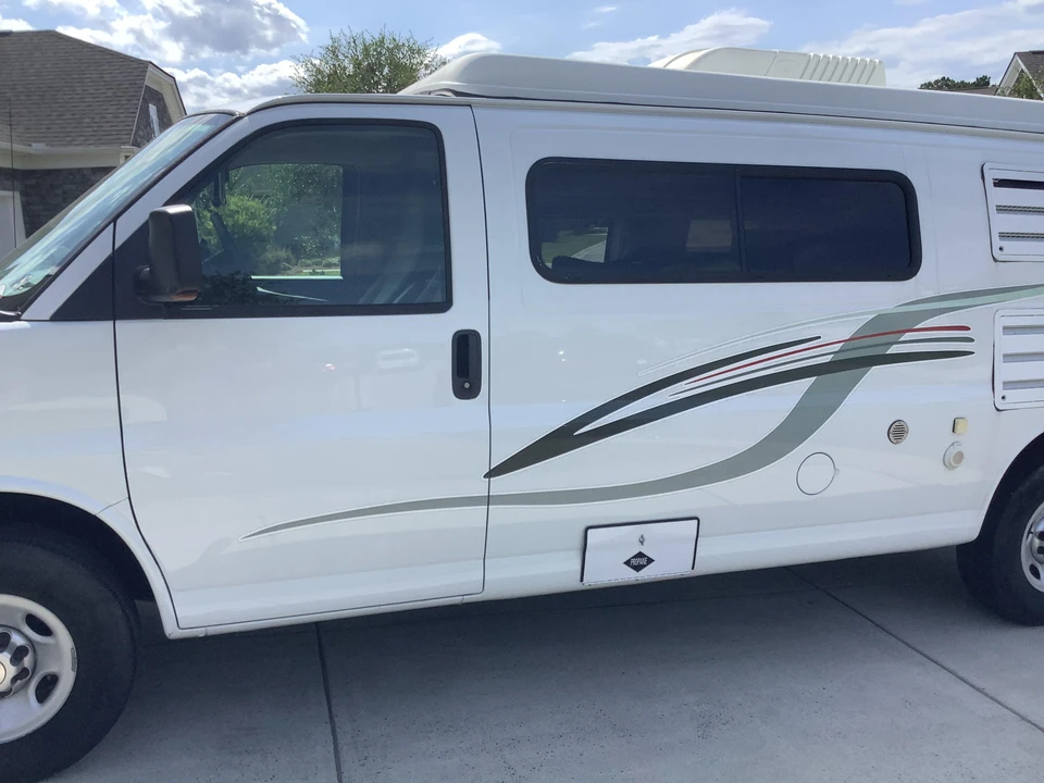 2010 Chevrolet Express - Image 27 of 31