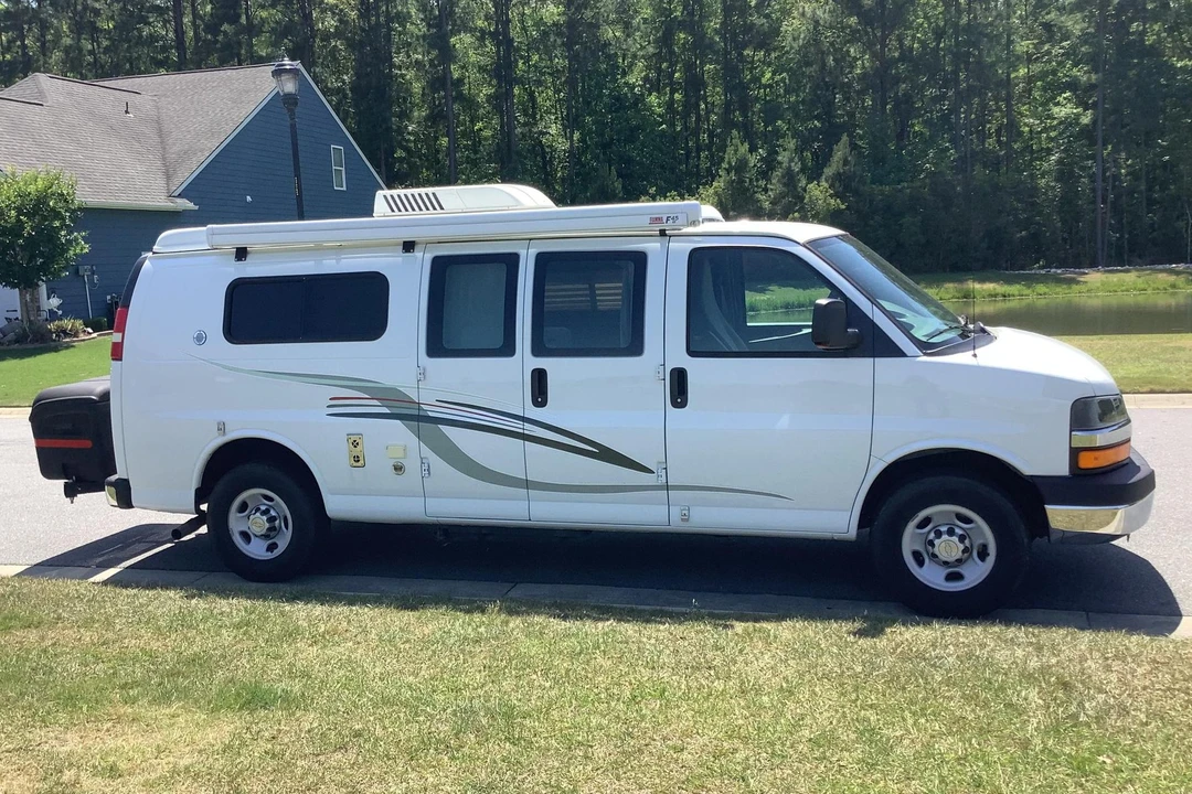 2010 Chevrolet Express - Image 3 of 31