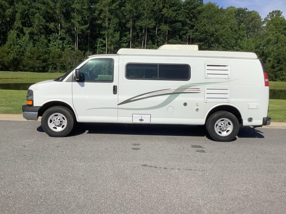 2010 Chevrolet Express - Image 10 of 31