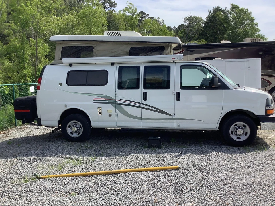 2010 Chevrolet Express - Image 20 of 31