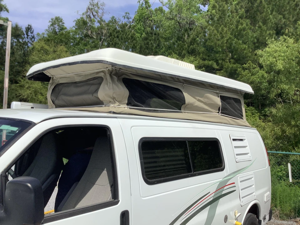 2010 Chevrolet Express - Image 26 of 31