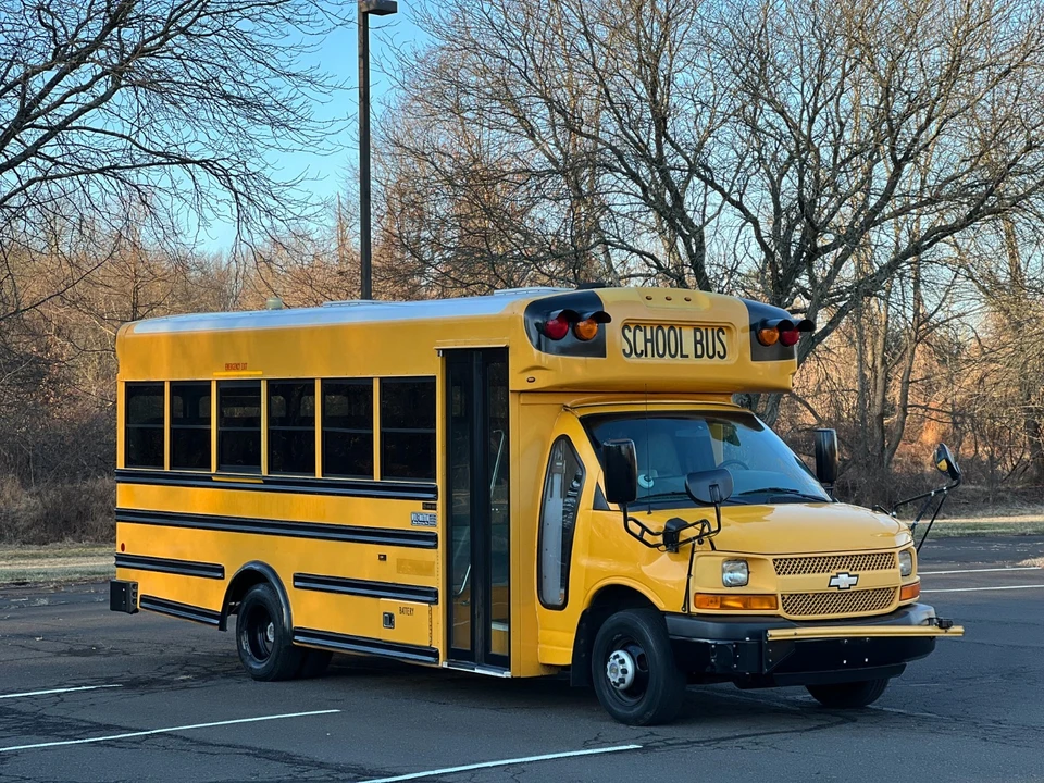 2010 Chevrolet Express - Image 9 of 21