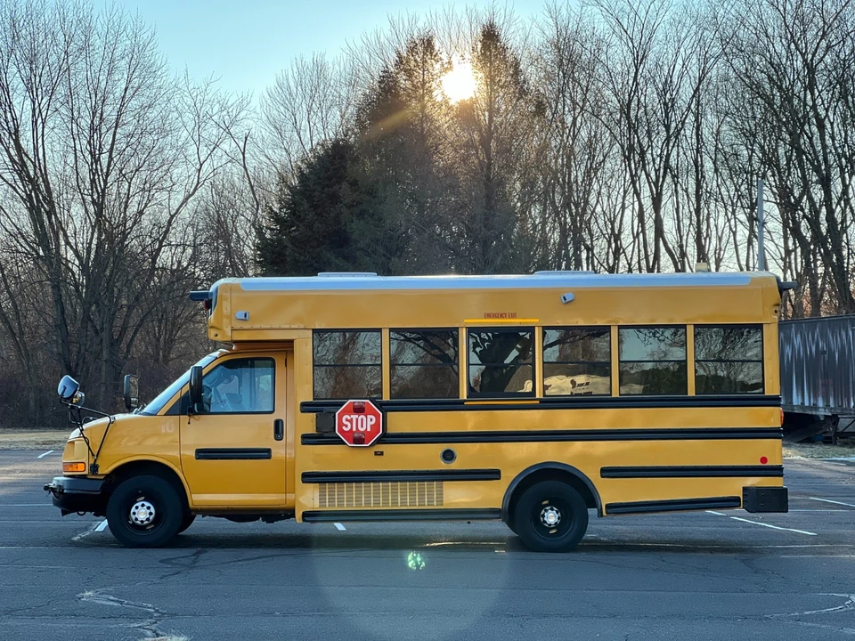 2010 Chevrolet Express - Image 3 of 21