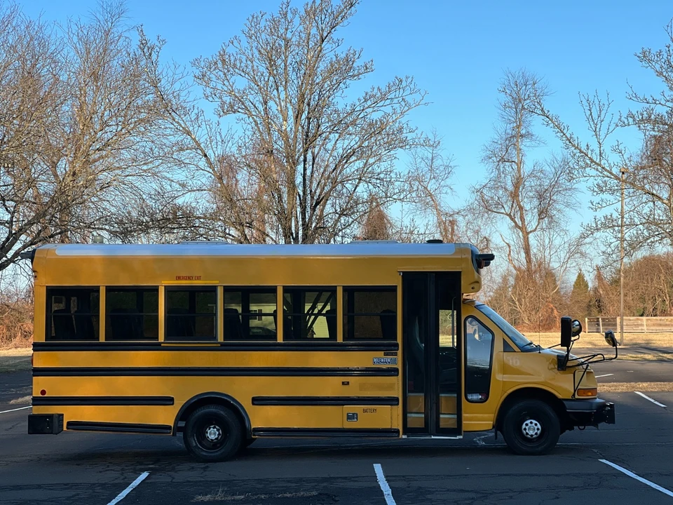 2010 Chevrolet Express - Image 7 of 21