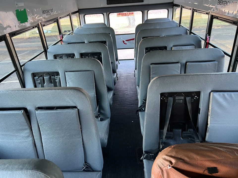2010 Chevrolet Express - Image 20 of 21