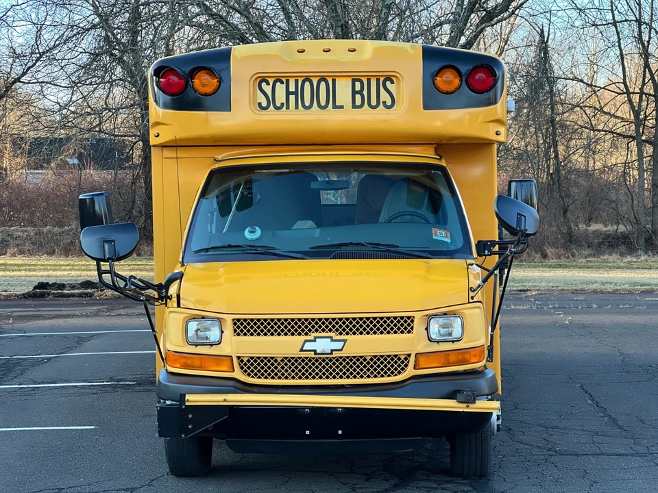 2010 Chevrolet Express - Image 2 of 21