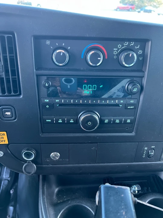 2010 Chevrolet Express - Image 13 of 21