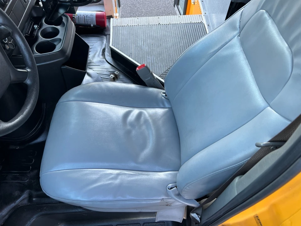 2010 Chevrolet Express - Image 10 of 21