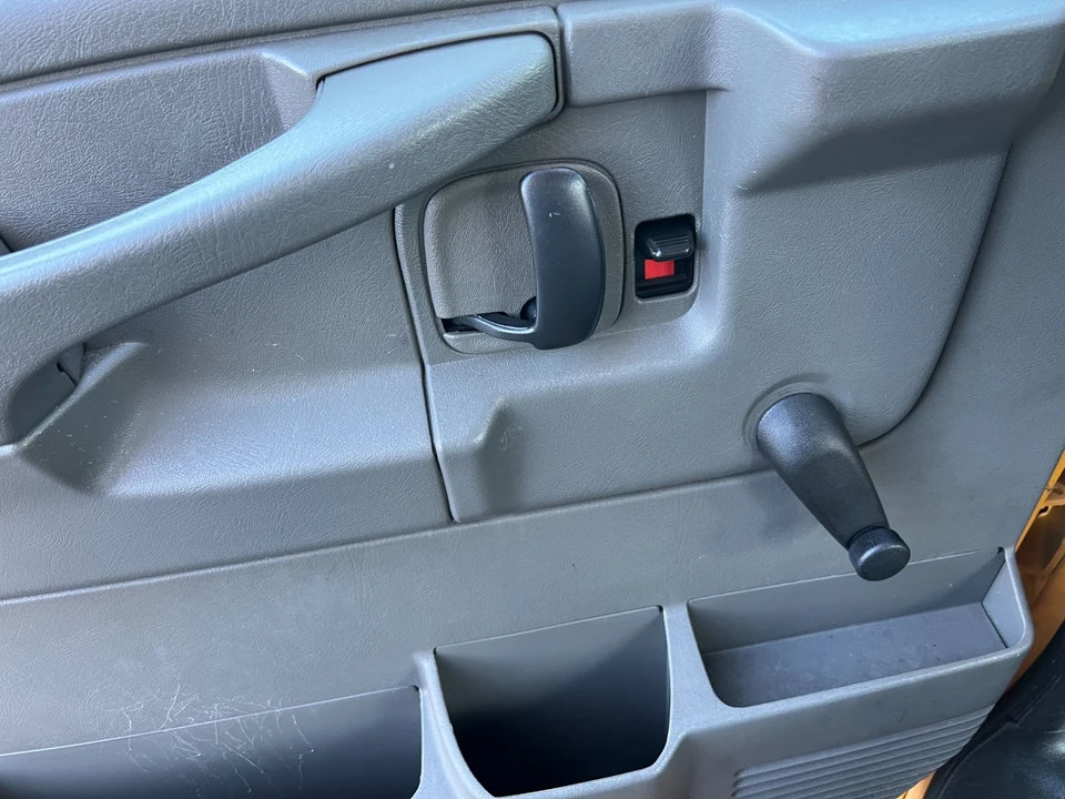 2010 Chevrolet Express - Image 17 of 21