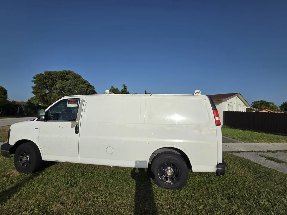 2010 Chevrolet Express - Image 4 of 7