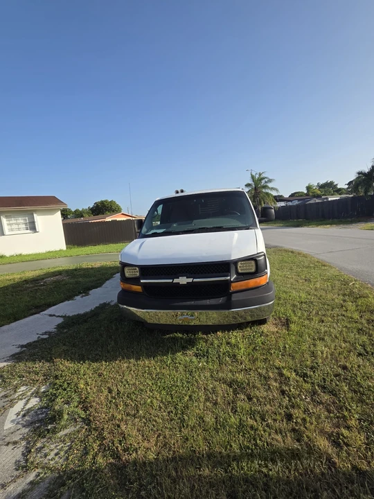 2010 Chevrolet Express - Image 2 of 7
