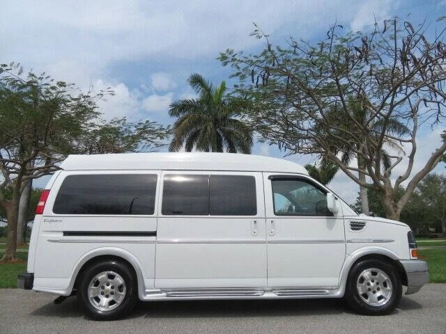2010 Chevrolet Express - Image 9 of 12