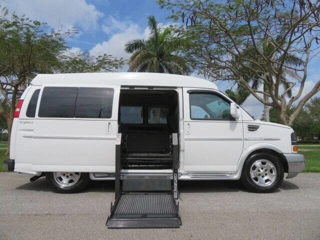 2010 Chevrolet Express - Image 3 of 12