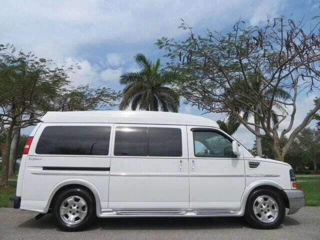2010 Chevrolet Express - Image 8 of 12