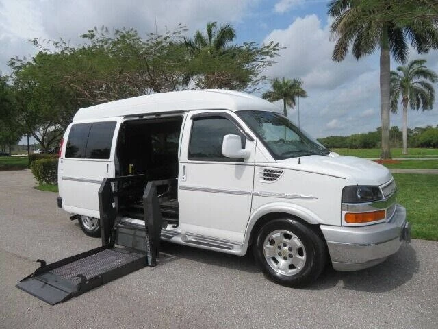2010 Chevrolet Express - Image 4 of 12