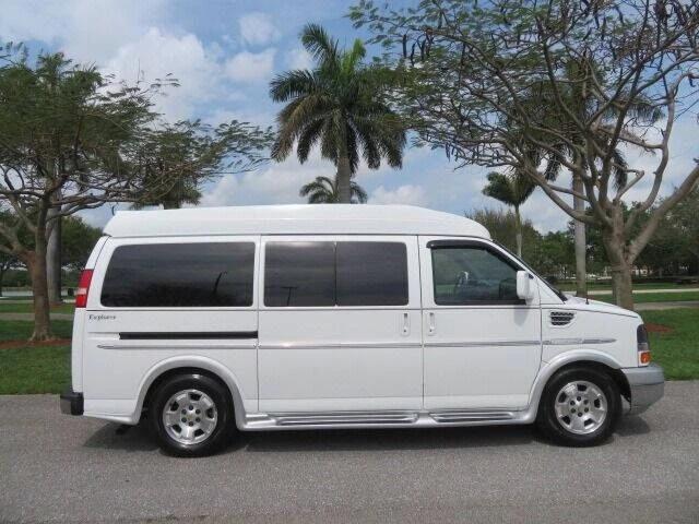 2010 Chevrolet Express - Image 11 of 12