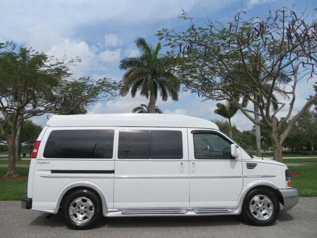 2010 Chevrolet Express - Image 7 of 12