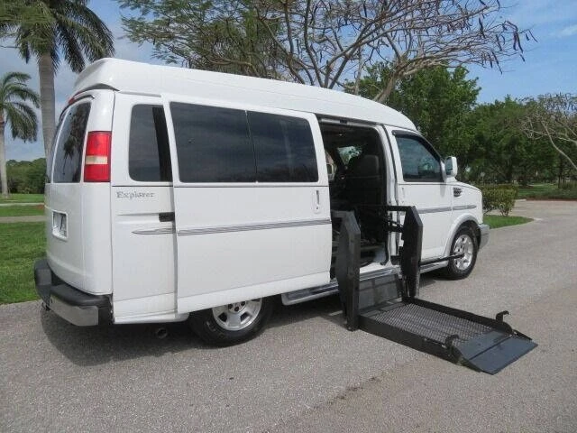 2010 Chevrolet Express - Image 5 of 12