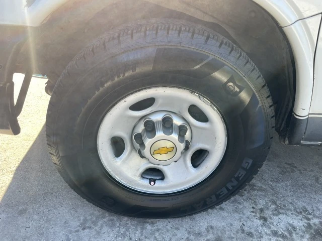 2010 Chevrolet Express - Image 19 of 21