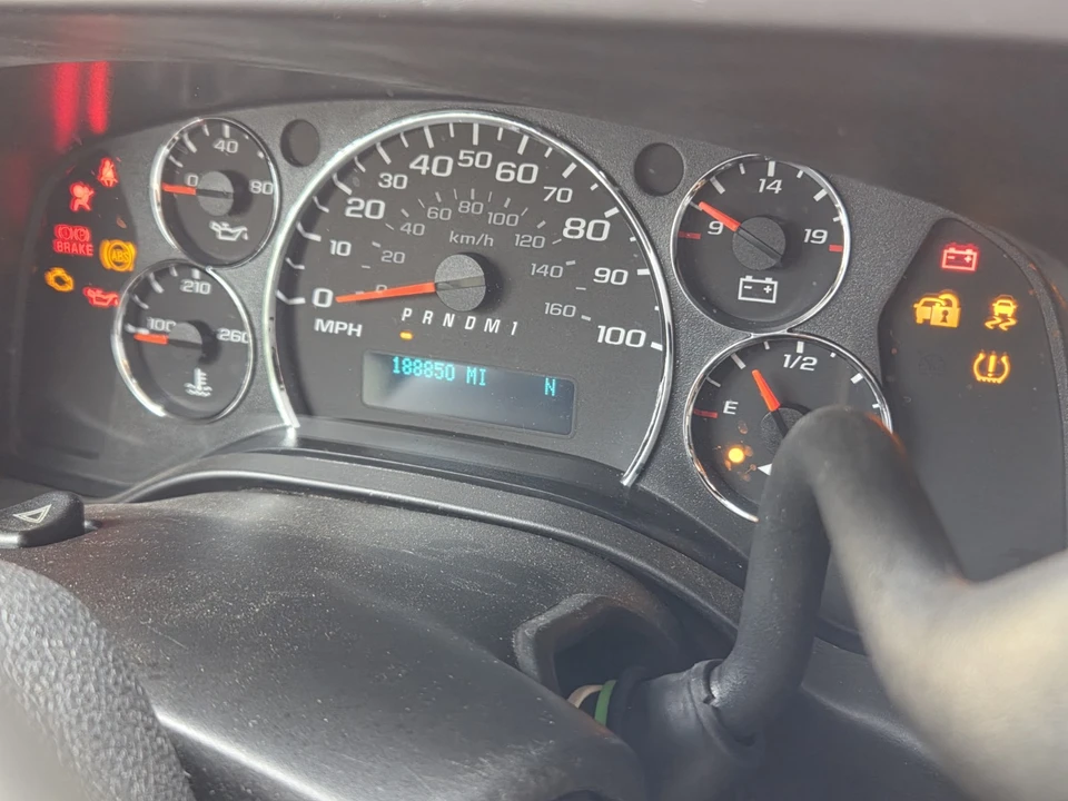 2010 Chevrolet Express - Image 6 of 17