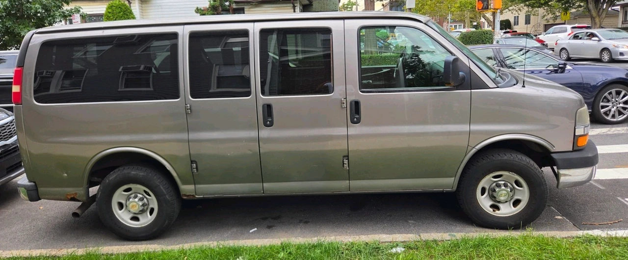 2010 Chevrolet Express - Image 2 of 17